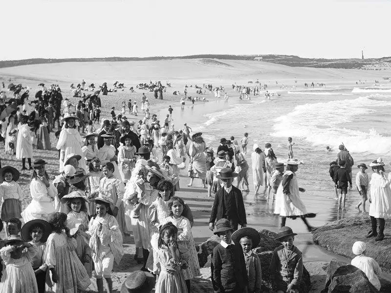 Before — Bondi Beach 1910, black and white